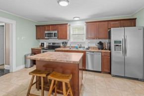 4 Bedroom House, sleeps 12, short walk to Main St!